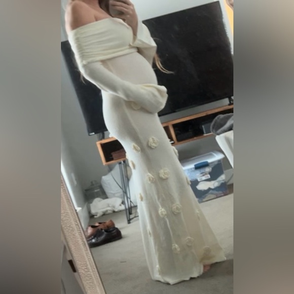 Meshki Kiki Elegant White Off-Shoulder Dress with Floral Accents - Picture 5 of 5